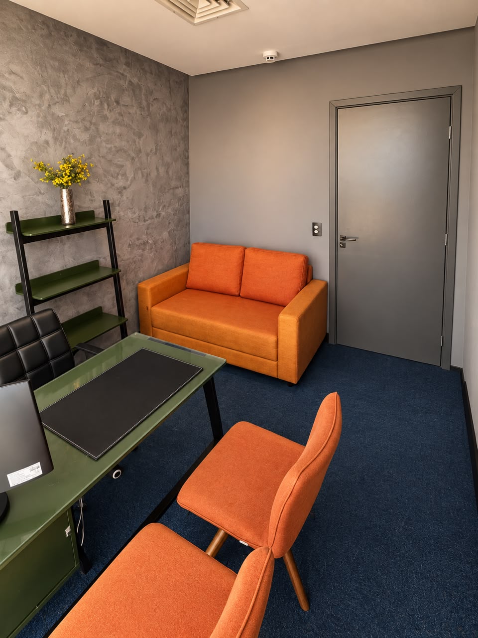 Sala de atendimento com sofá e mesa